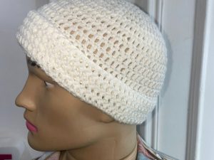 Mannequin wearing a white crochet Headwarmer